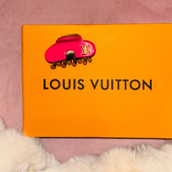 2.5 inch LV Louis Vuitton Fuchsia Hot Pink Gold Logo Butterfly Hair Clip - Picture 4 of 6